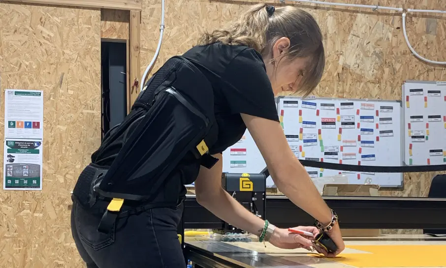 femme pench&eacute;e au-dessus de sa table de travail